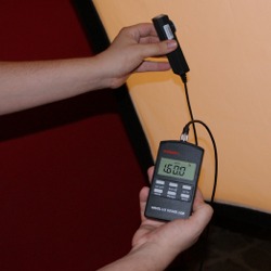Comprobación de la iluminación en luxes con el luxómetro en un estudio de fotografía.