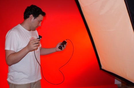 En la imagen superior se puede observar de como el técnico comprueba la iluminación con el luxometro para la preparación de una sesión de fotografía en un estudio fotográfico.