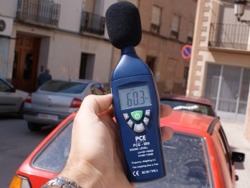 El decibelímetro midiendo al aire libre.