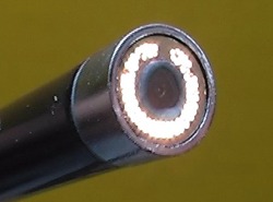 Una potente l�mpara de tecnolog�a LED hace posible la iluminaci�n presionando el interruptor del asidero del fibroscopio.