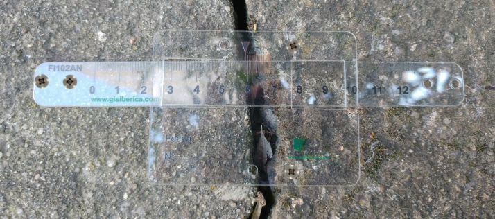 Fisurómetro transparente recto una dirección FI102AN Fisurómetro transparente recto una dirección FI102AN